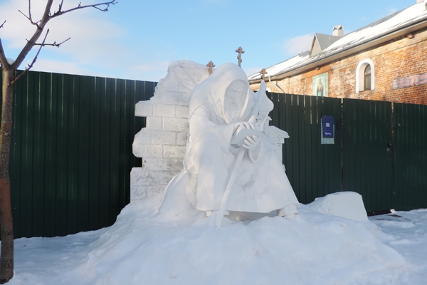 Осужденные сделали памятник для Софийского монастыря