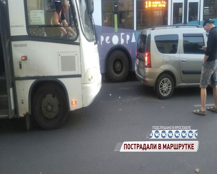 В ДТП с маршруткой на Советской улице пострадали двое