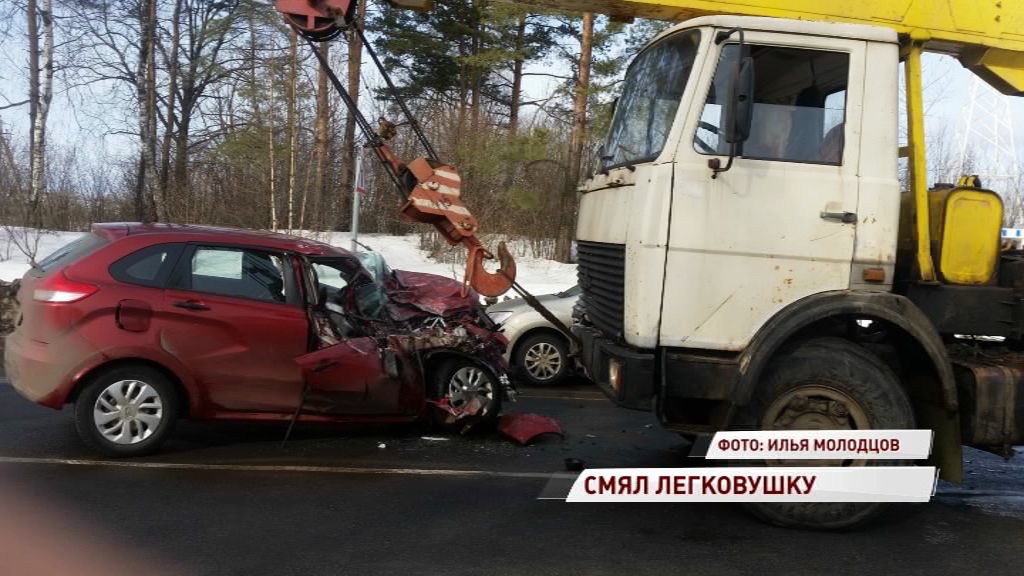 Тяжелый кран смял легковушку под Ярославлем