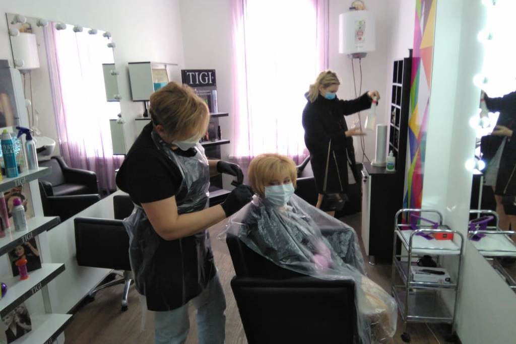 Специалисты проверили салоны красоты и магазины на соблюдение мер против коронавируса