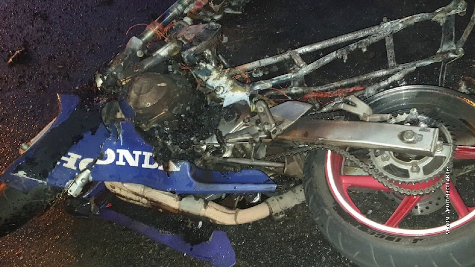 От силы удара загорелось авто: в Ярославле мотоцикл столкнулся с машиной