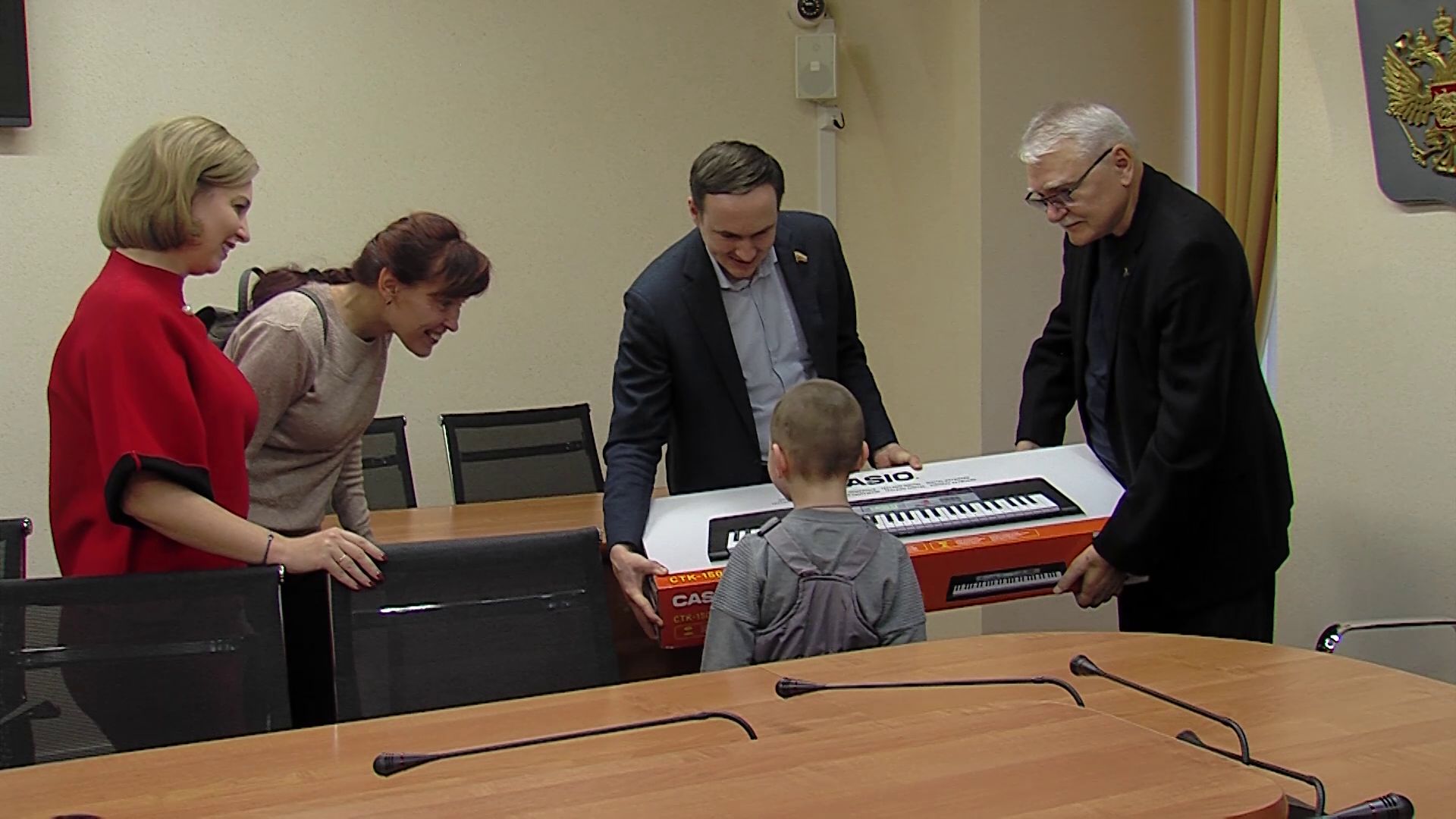 «Елка желаний»: ярославские депутаты исполнили мечты детей