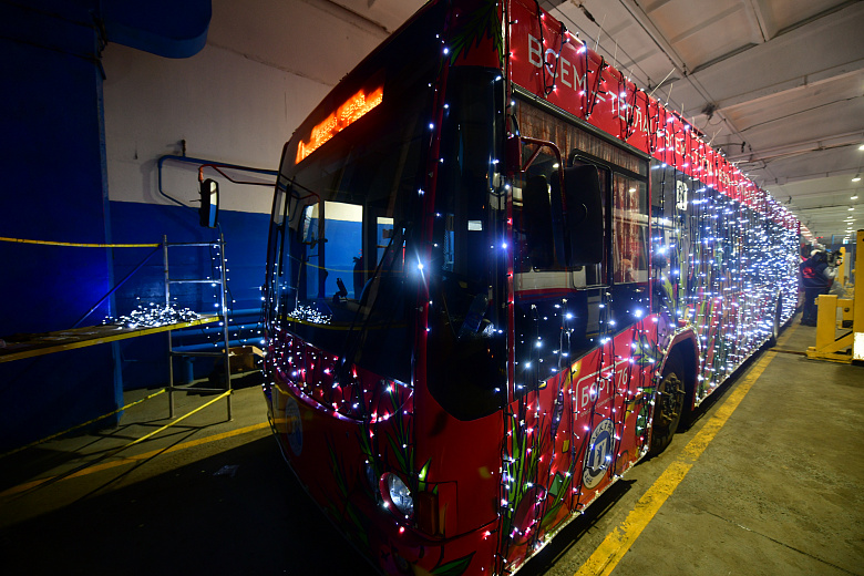 В Ярославле общественный транспорт украшают к Новому году