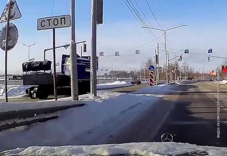 В Ярославле на проспекте Фрунзе фуру развернуло поперек дороги
