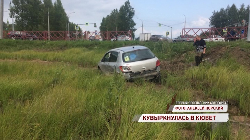 Вылетела с дороги с оторванным колесом: на ЮЗОД автоледи попала в ДТП