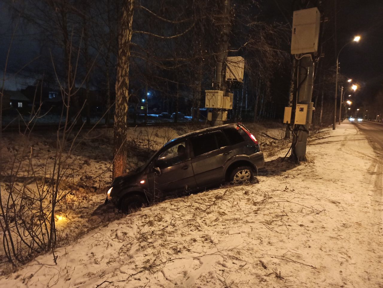 В Заволжском районе машина вылетела в кювет и перевернулась на крышу