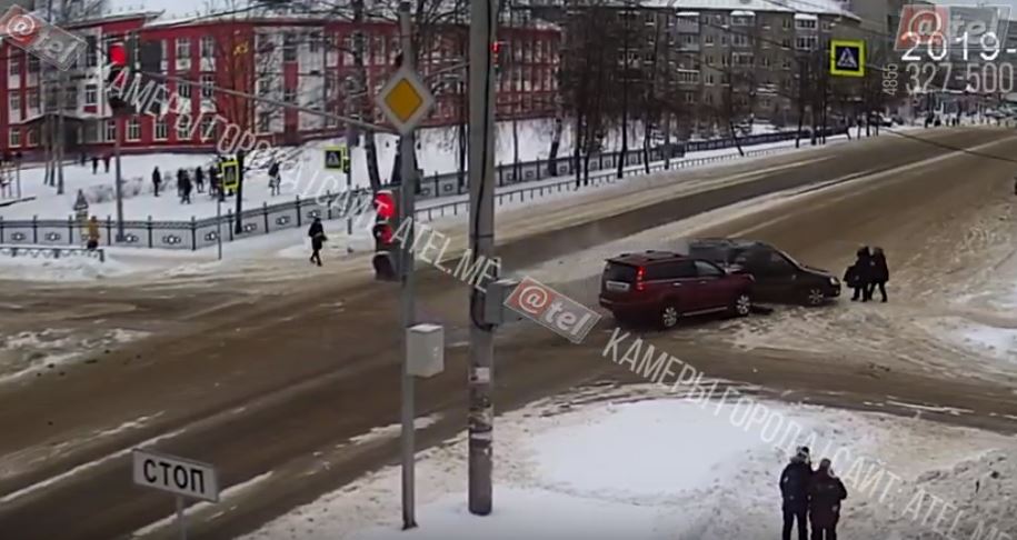 ВИДЕО: В Рыбинске после ДТП машину отбросило на пешеходов