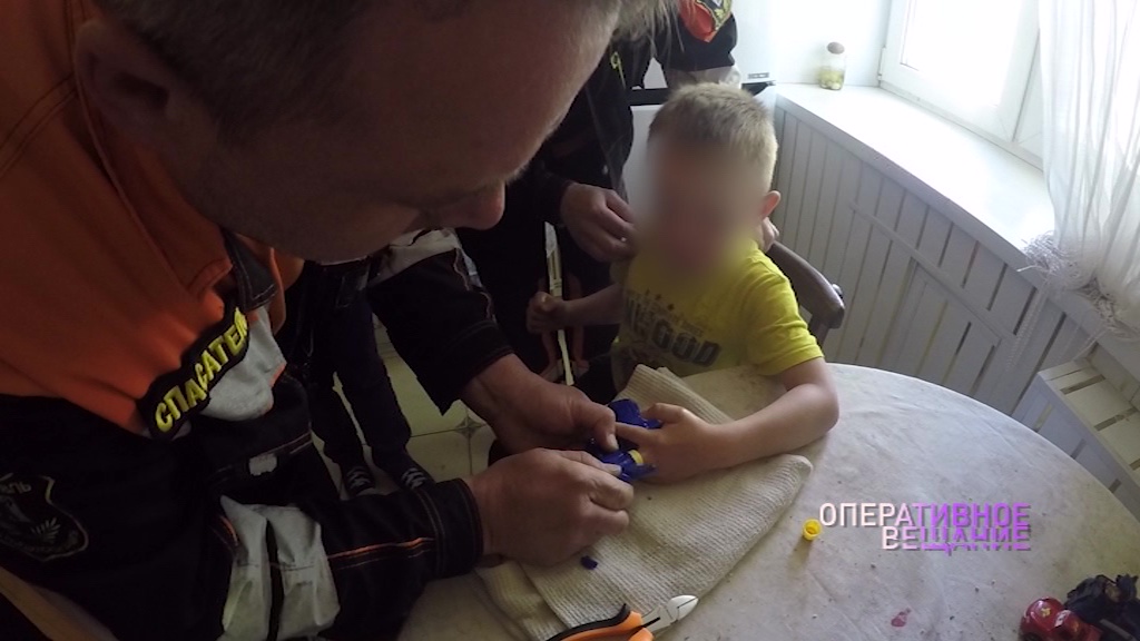 Играл с пистолетом и застрял: спасатели выручили маленького ребенка