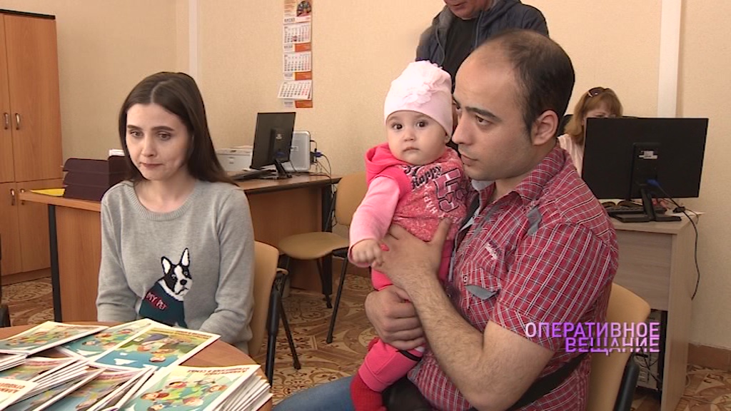 Приставы пришли в ЗАГС и рассказали молодоженам об алиментах