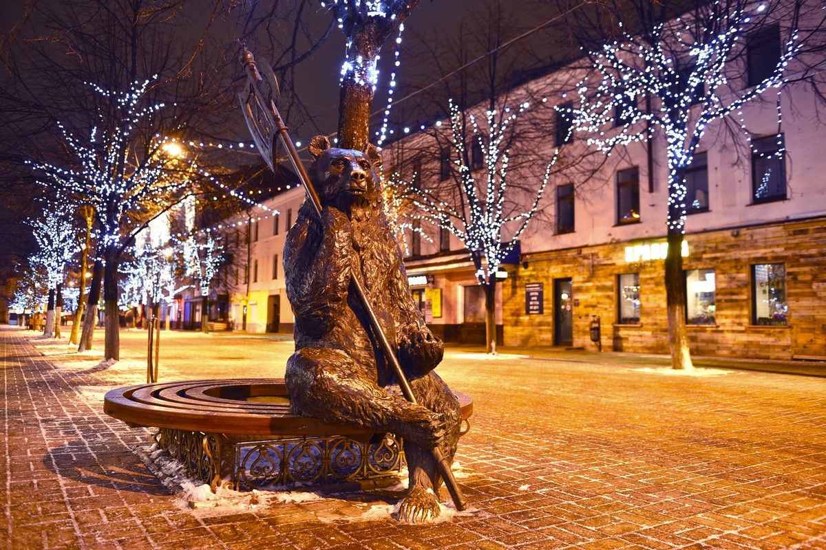 Ярославль начали украшать к Новому году: где поставят елки