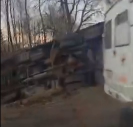В Ярославле автобус съехал в кювет и опрокинулся