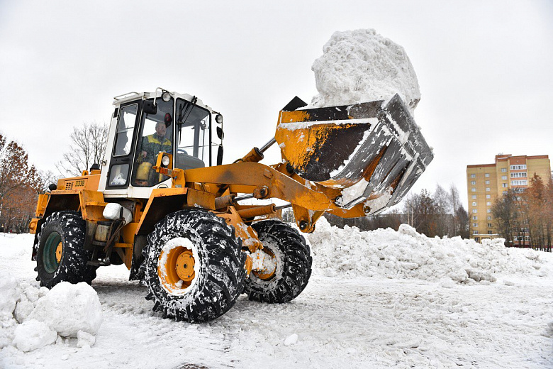 Снег в парк «Рабочий сад» свозят для огромной горки к Масленице