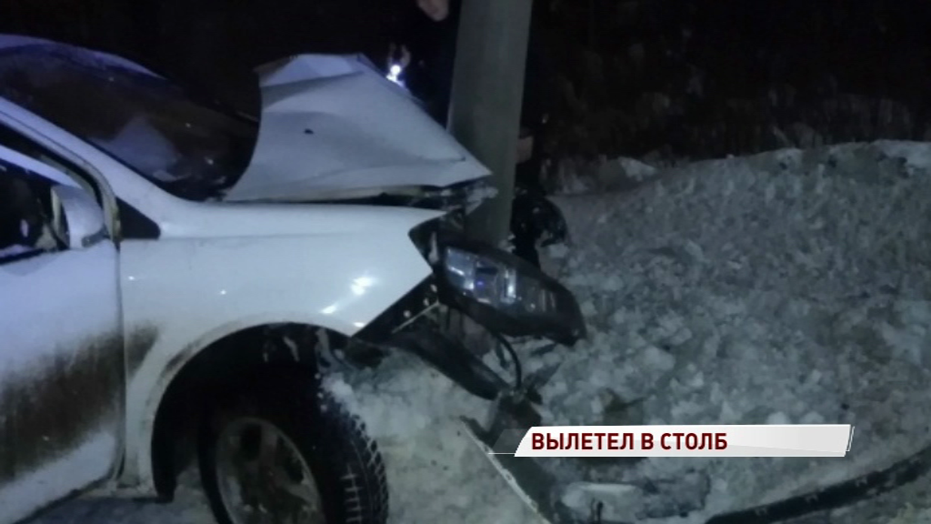 В Ярославском районе иномарка влетела в столб