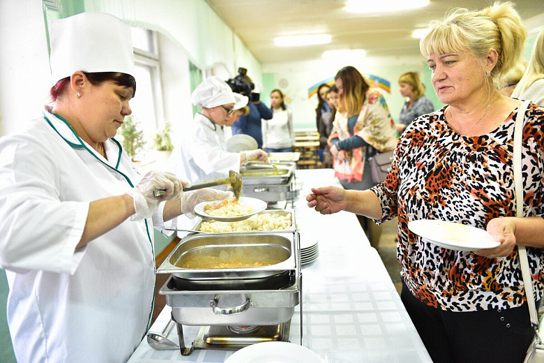 Запеканка, рагу и бутерброды с сельдью: родители продегустировали новое школьное меню