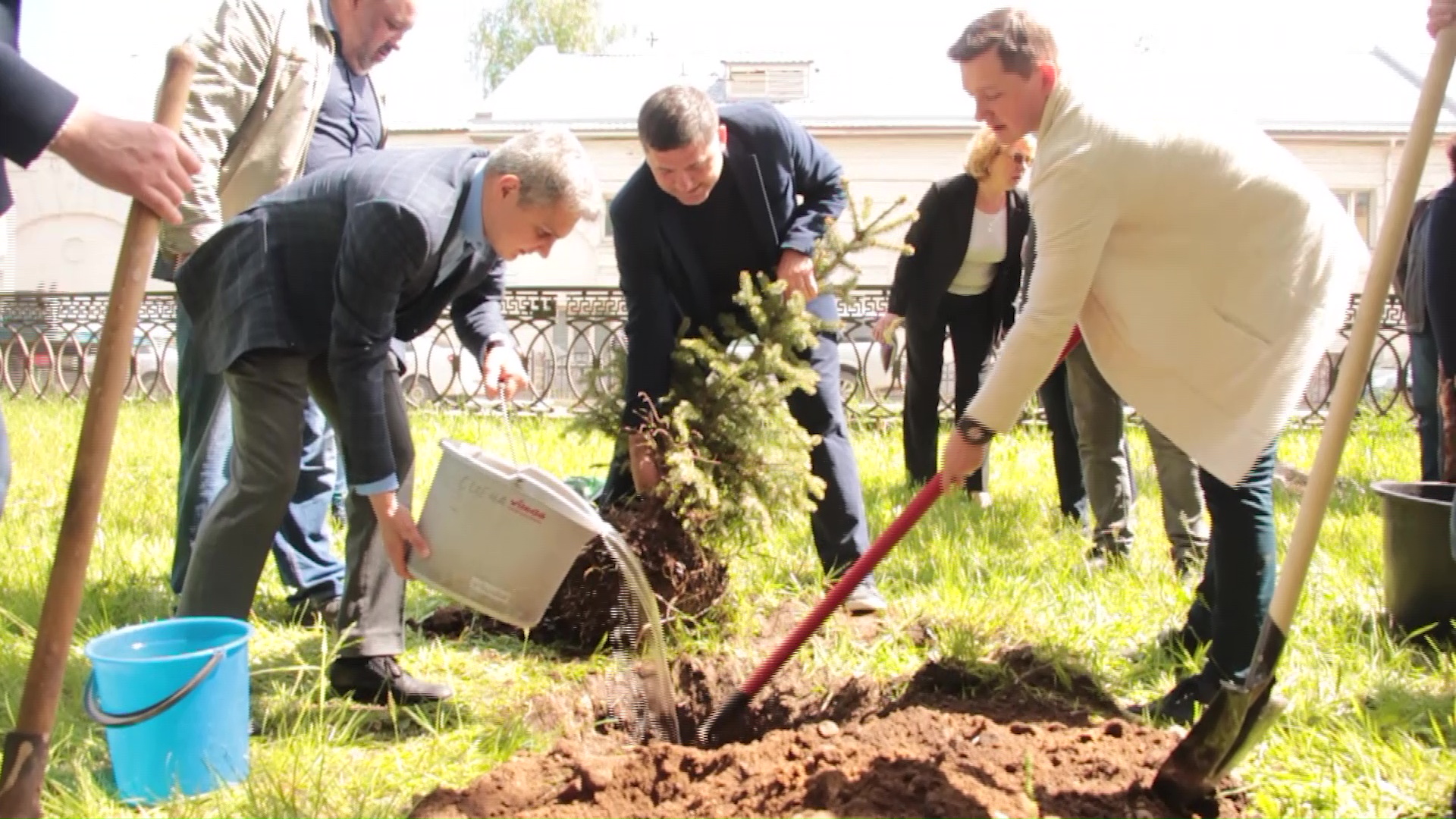 Актеры Волковского посадили елочку в честь завершения театрального сезона