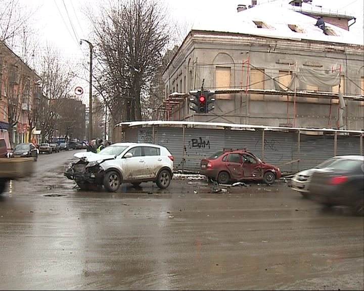 Произошло столкновение «Киа Спортедж» и «Лады Калина»