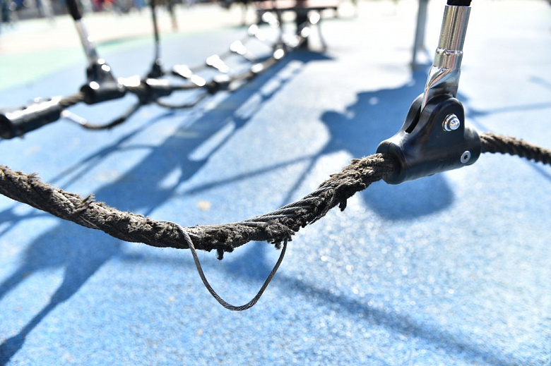 Детский городок у ТЮЗа стал безопаснее