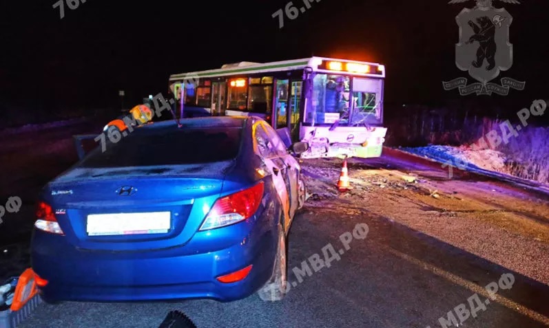 Под Ярославлем столкнулись автобус и легковушка, пострадали два человека