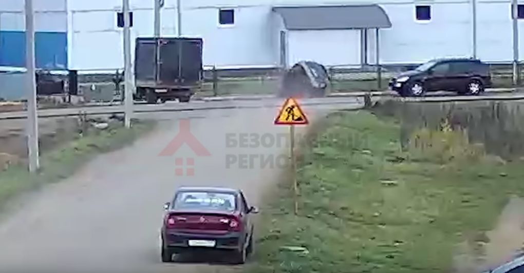 ВИДЕО: В поселке Ивняки водитель не успел затормозить и провалился в яму