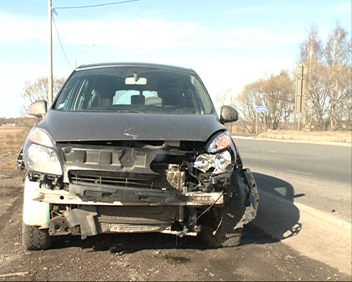 Из кузова фуры в лобовые стекла машин полетели кирпичи