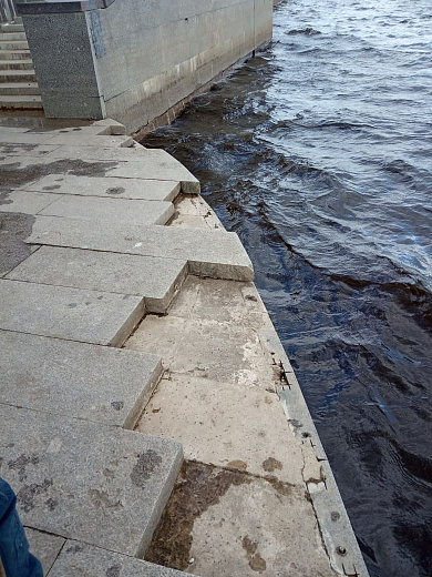 Водолазы подняли со дна фрагменты плитки, снесенные с Волжской набережной в феврале