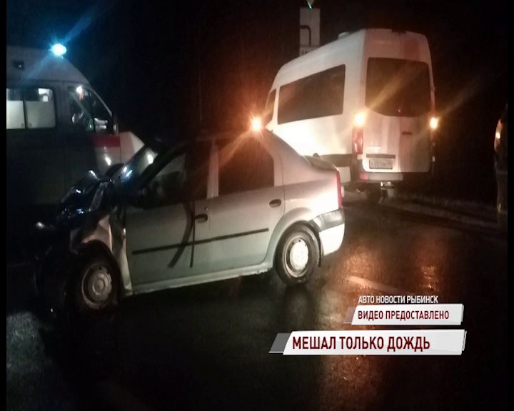 В Рыбинске столкнулись легковушка и микроавтобус: есть пострадавший