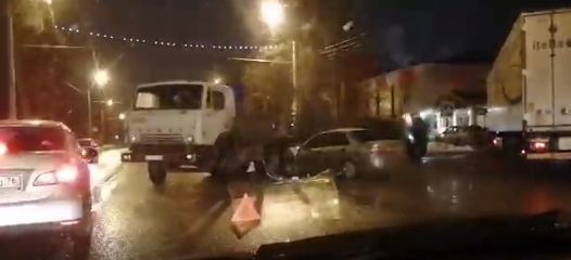 На Тутаевском шоссе грузовик перегородил дорогу