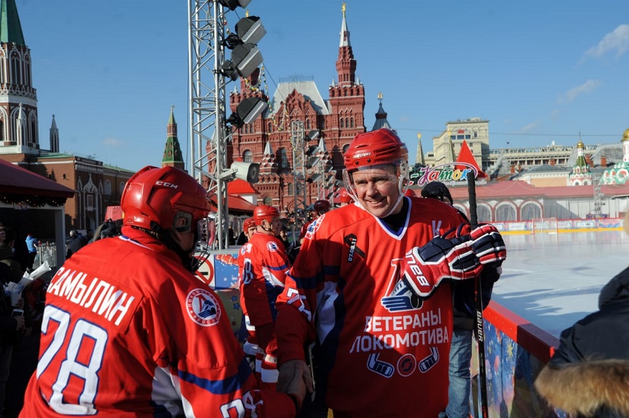 ФОТО: Дмитрий Миронов и ветераны «Локомотива» сыграли с юношеской командой по хоккею на Красной площади в Москве