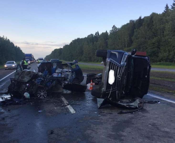 В Ярославской области «Лексус» смял легковушку и перевернулся: жуткие кадры