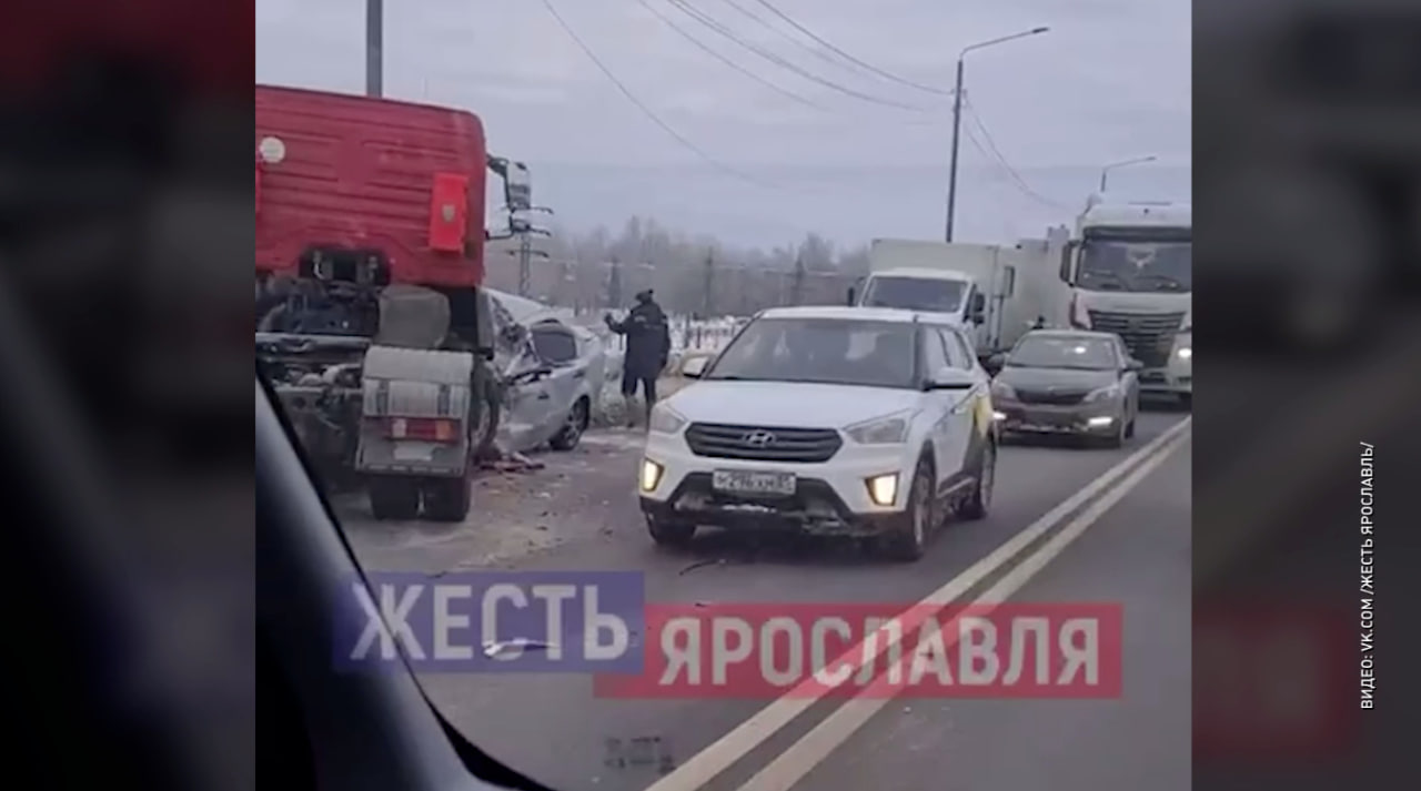 Тягач и легковушка столкнулись на мосту окружной дороги в Ярославле