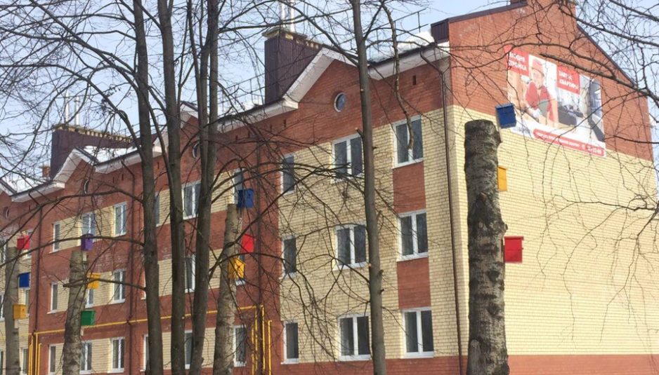 Весна близко: в Ярославском районе появились разноцветные скворечники