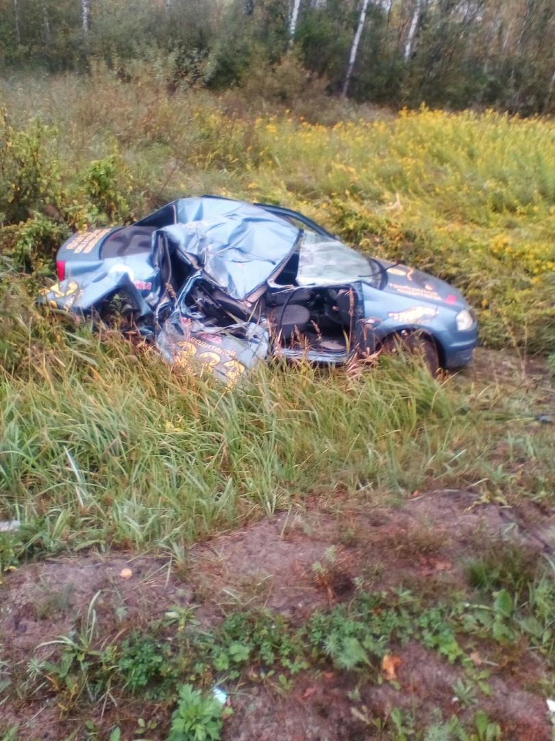 Под Ярославлем перевернулся автомобиль такси: машину буквально расплющило