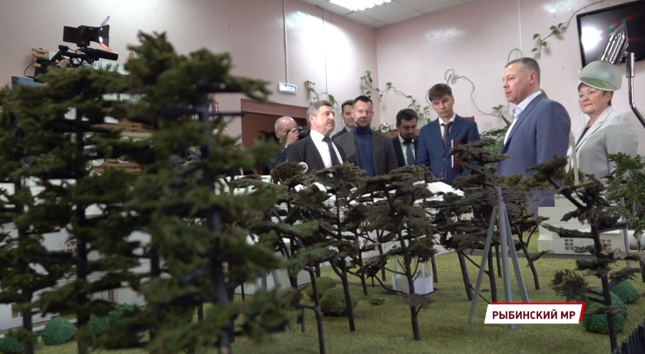 Строительство и ремонт социально важных объектов Рыбинского района проверил Михаил Евраев