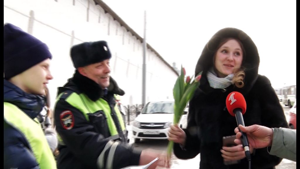 Вместо жезла – букет: сотрудники ГИБДД поздравили дам с 8 Марта