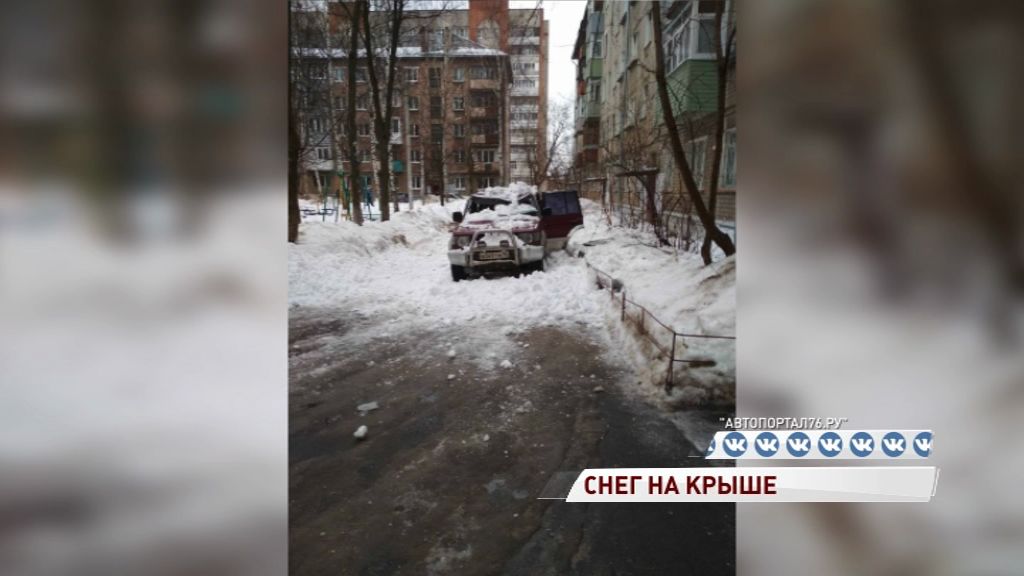 Упавший снег с крыши смял дорогой внедорожник