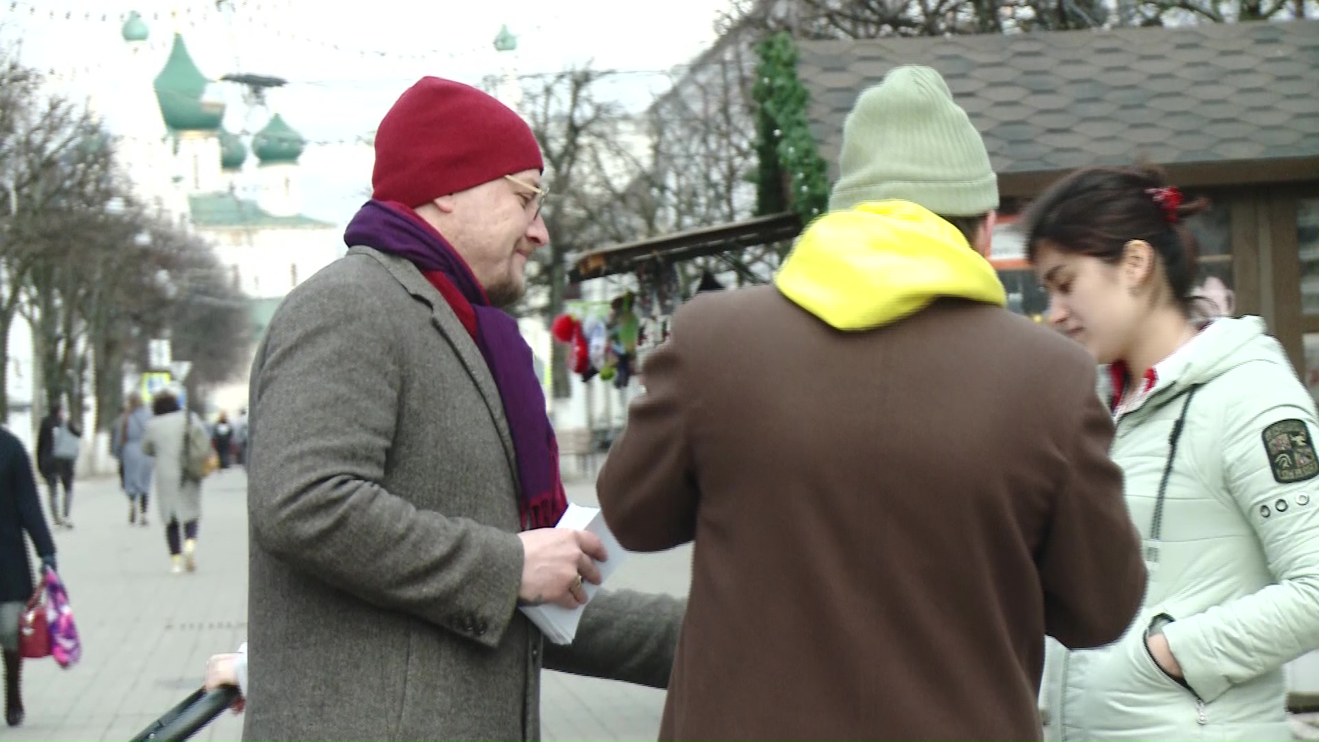Двое ярославцев устроили акцию по раздаче медицинских масок