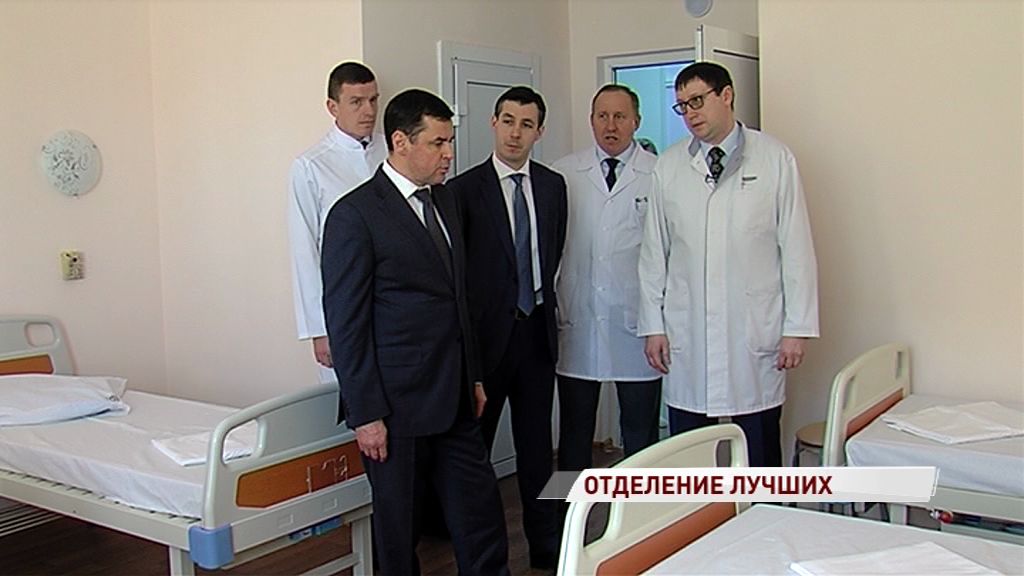 Дмитрий Миронов приехал в обновленное лор-отделение областной больницы и вручил больнице подарок