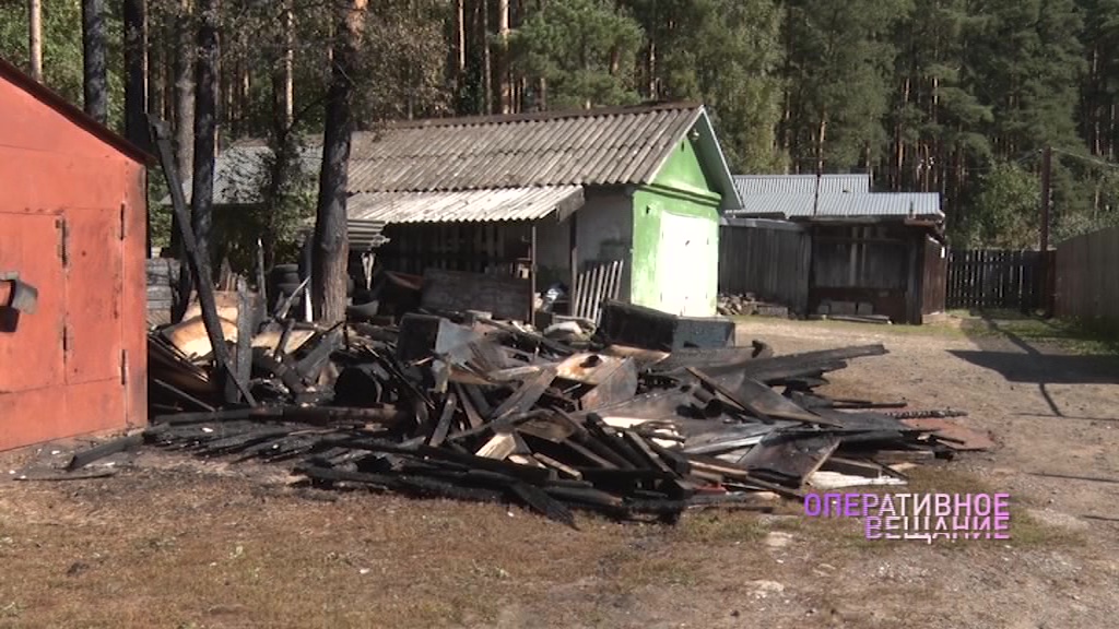 Жилые дома по улице Брикетной оказались под угрозой возгорания из-за пожара в сарае