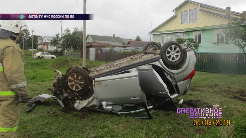 В Большесельском районе внедорожник вылетел в кювет: есть пострадавшие