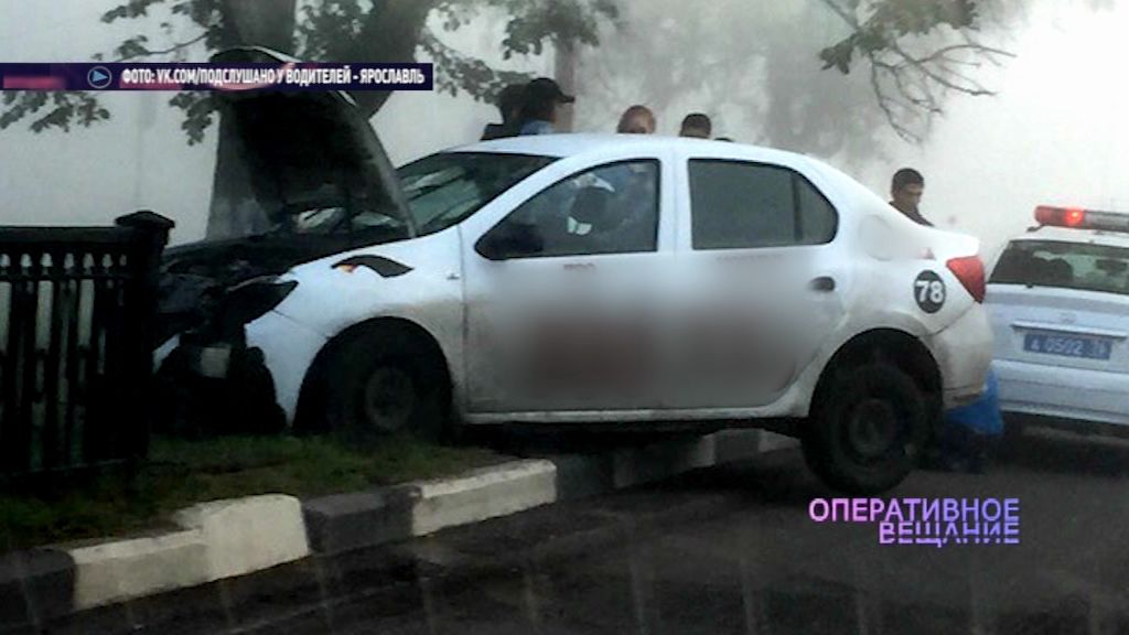 Машина такси снесла чугунную секцию забора