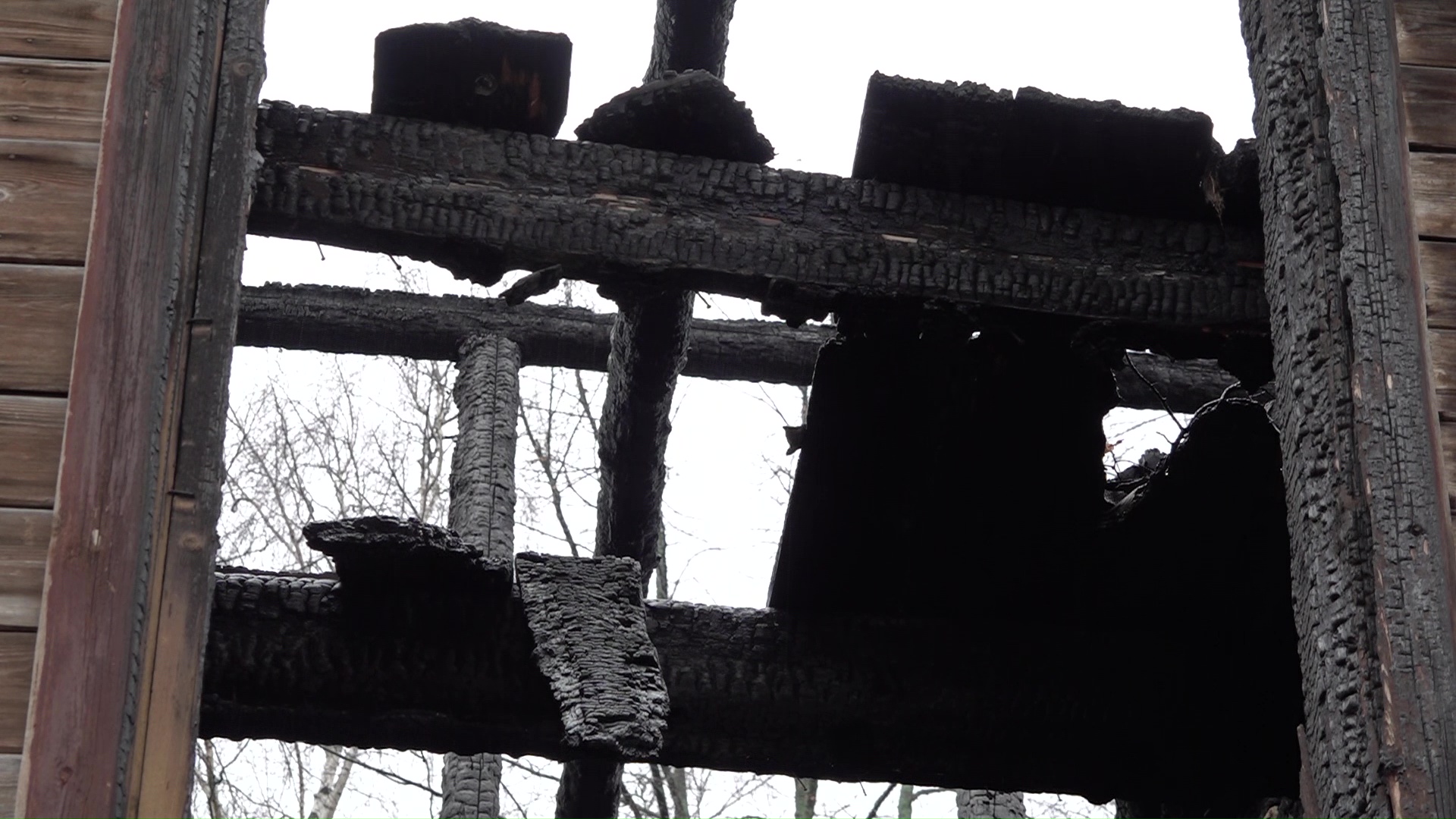 Жители Заволги пожаловались на неубранные расселенные дома, которые облюбовали асоциальные личности