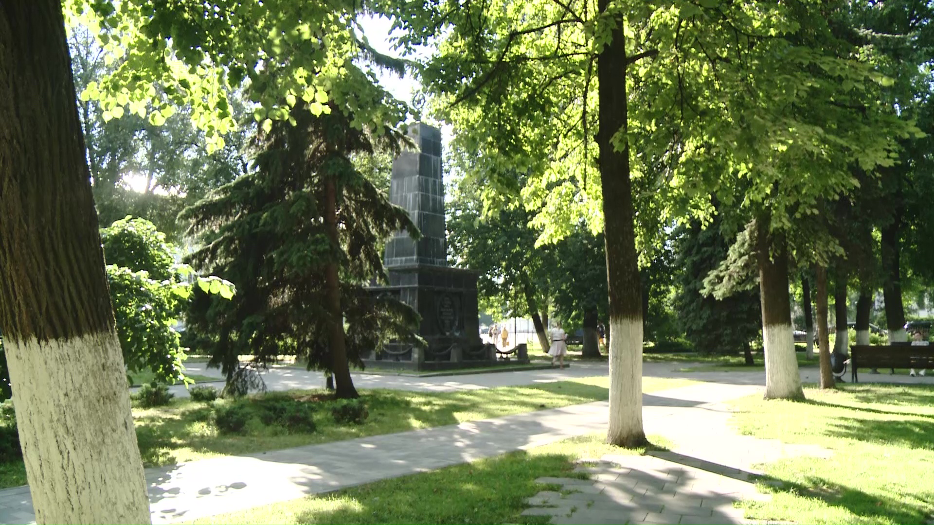 Рассыпается перед памятной датой: ярославцев возмутило состояние гранитной стелы в Демидовском сквере