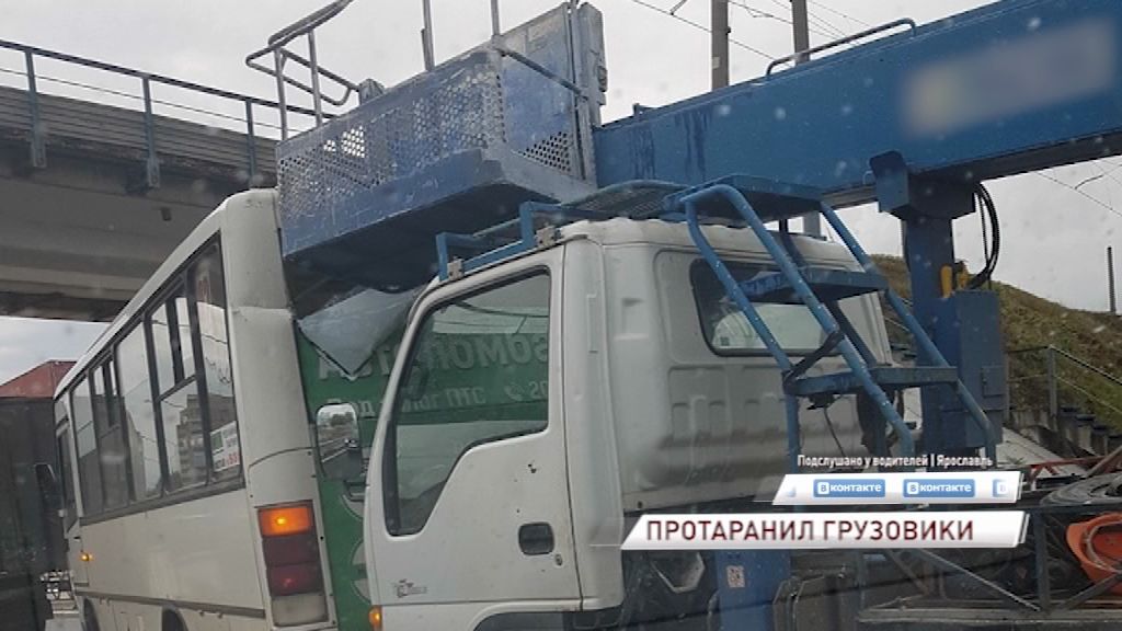 На проспекте Фрунзе маршрутка столкнулась с погрузчиком: есть пострадавшие