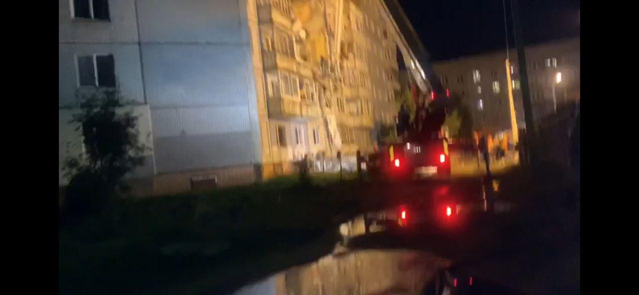 На месте взрыва газа на Батова работают кинологи с собаками