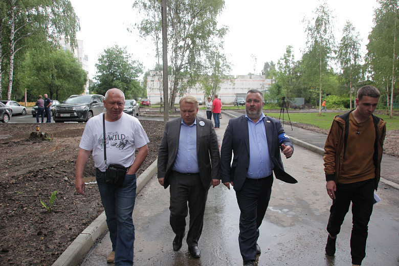 Ремонт двора на Закгейма подходит к завершению: «народный контроль» проверил работу