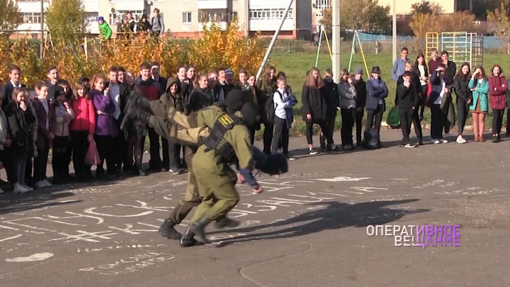 Полицейские рассказали юным ярославцам о вреде наркотиков и показали работу спецназовцев