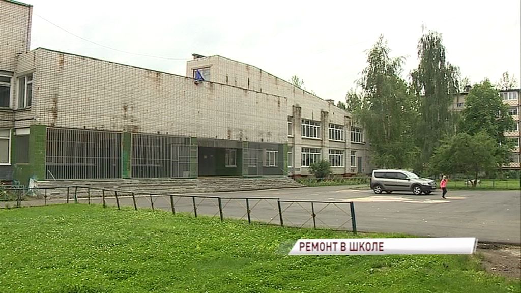 В одной из школ Дзержинского района отремонтируют крышу и спортзал