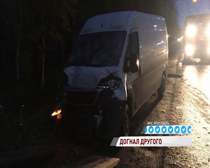 В Ярославле водитель фургона протаранил кроссовер