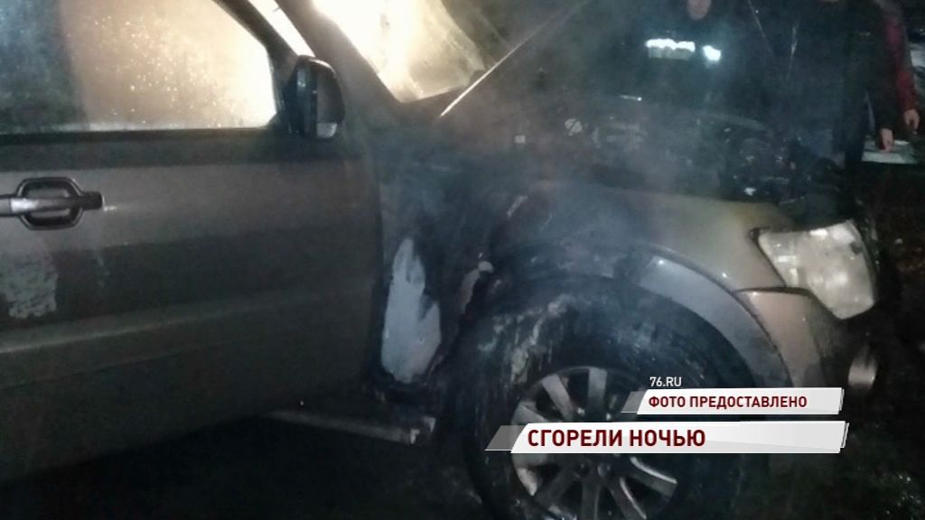 Два автомобиля сгорели ночью в разных районах Ярославля