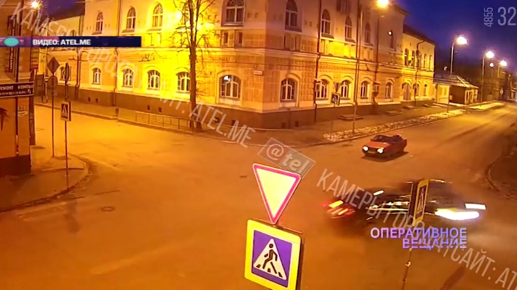 В Рыбинске на перекрестке не смогли разъехаться две машины